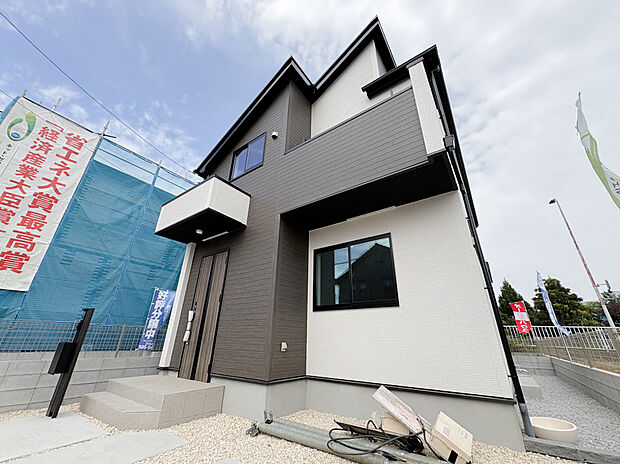 整った外観が印象的な2階建て新築戸建て。敷地をしっかりと活用したゆとりある設計で、住まいとしての使い勝手と美しい外観の印象をバランスよく両立しています。