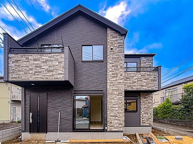 建売住宅ながらも、こだわりを感じるスタイリッシュな外観が魅力。シンプルながらも上質さを感じさせるデザインで、街並みにも調和しつつ、住まいの個性が光ります。訪れる人に好印象を与える佇まいです。