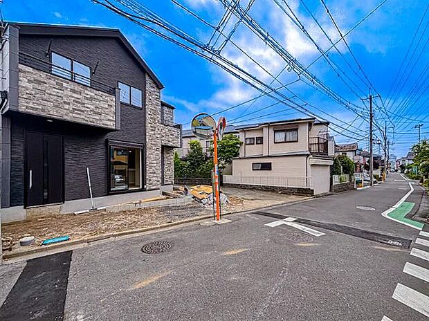明るい色調とシンプルなデザインが印象的な建売住宅の外観。清潔感が漂い、季節の移り変わりとともに美しい表情を見せる家です。長く愛されるデザインで、住む人に安心感と快適さを与えてくれます。