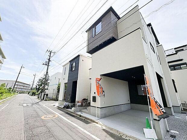 効率的な3階建て設計で、限られた敷地を有効活用した住まいです。縦に広がる間取りが各フロアの独立性を高め、家族それぞれのプライベートな空間を確保します。