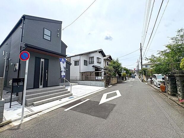 最寄り駅まで徒歩10分以内の使いやすい立地。無理なく歩いて駅にアクセスできる距離感は、毎日の通勤・通学を快適にし、日常生活の利便性を高めます。