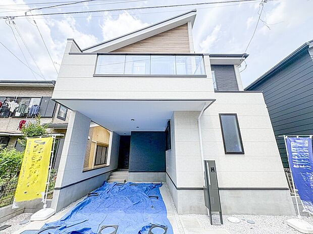 明るい色調とシンプルなデザインが印象的な建売住宅の外観。清潔感が漂い、季節の移り変わりとともに美しい表情を見せる家です。長く愛されるデザインで、住む人に安心感と快適さを与えてくれます。