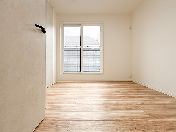 【■居室■】広めの居室は、趣味や仕事にも使える多機能なスペースが魅力です。明るく開放的な雰囲気に包まれており、リラックスした時間を過ごせる快適な居住空間が広がっています。