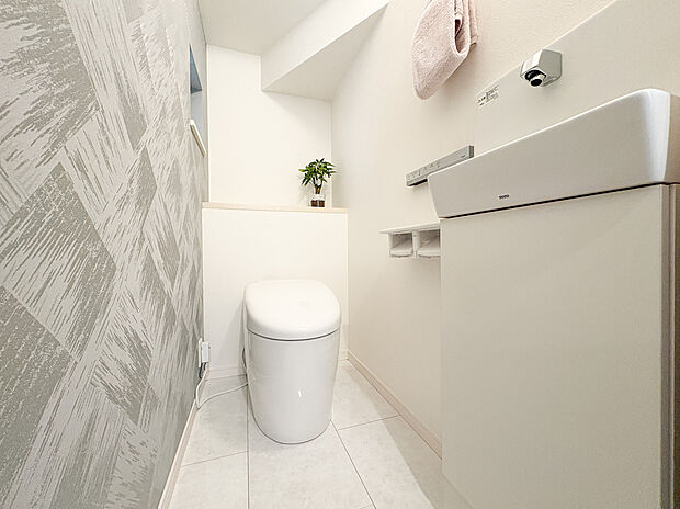 【■化粧室■】トイレには新築ならではの清潔感が漂い、シンプルなデザインが心地よい空間を作ります。広めのスペースでリラックスして使える設計がされており、日々の生活がより快適です。