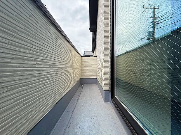 【＝バルコニー＝】洗濯物がよく乾く明るいバルコニーは、風通しも良く、家事の効率が高まる環境です。広さがあるため、お洗濯物をたっぷり干せるのが嬉しいポイントで、日々の生活にゆとりが生まれます。