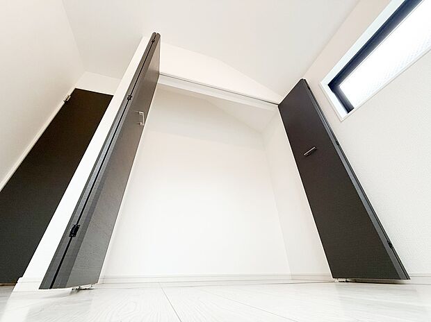 【＝収納スペース＝】居室に備わった収納スペースは充実しており、季節物や衣類がしっかり収まります。部屋を広く有効活用できる設計で、整理整頓が楽に進み、ゆとりある暮らしが実現します。