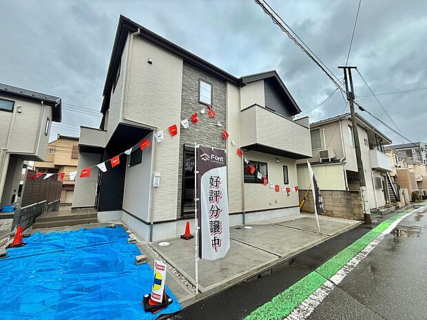 【＝現地外観＝】直線的でシャープな外観デザインが洗練された印象を与える建売住宅です。無駄のないスタイリッシュなデザインが、シンプルな美しさを引き立て、住む人のセンスが光る住まいとなっています。