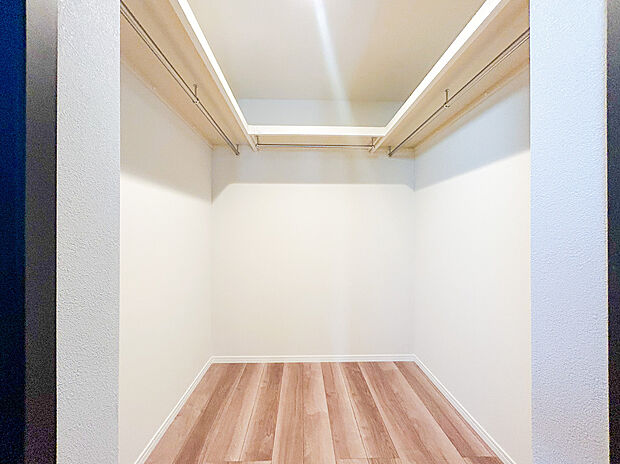 【＝ウォークインクローゼット＝】広さが魅力のウォークインクローゼットは、衣類や小物をたっぷりと収納できるスペースです。洋服を見渡しやすく、整理整頓がしやすい設計で、使い勝手の良さが日々の生活をサポートしてくれます。