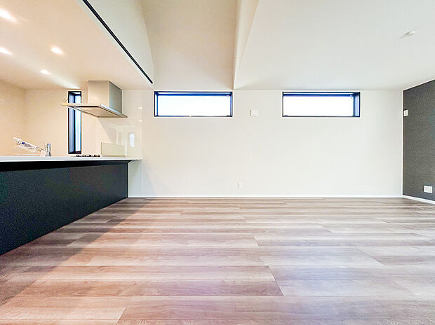 【＝リビングダイニング＝】リビングに差し込む陽光が、家族みんなの笑顔を引き立ててくれる明るい空間です。ゆったりとした広さで、それぞれが穏やかに過ごせる心地よい場所。毎日がより楽しくなる、家族の大切な時間を紡ぐリビングです。