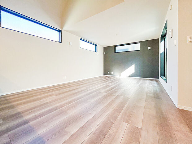 【＝リビングダイニング＝】リビングには吹き抜け部分があり、まだ上階があるのにも関わらず開放感を感じます。家族の楽しい会話と笑顔が大きく膨らむ場所になります。