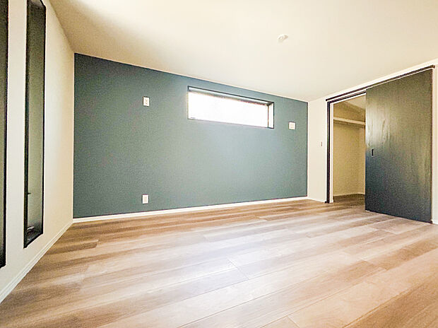 【＝居室＝】広々とした居室は、たっぷりと日差しが差し込み、ゆったりとしたくつろぎのひとときを楽しめる空間です。清潔感と快適さが保たれており、穏やかで心地よい毎日を支えてくれます。