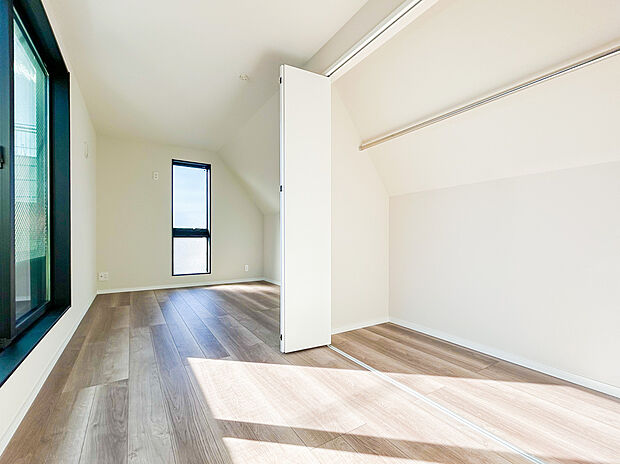 【＝居室＝】窓から差し込む柔らかな光が心地よい居室は、広さがあり、のびのびとした気分で過ごせます。趣味やリラックスの時間を楽しめる多用途な空間で、心安らぐ毎日が広がります。