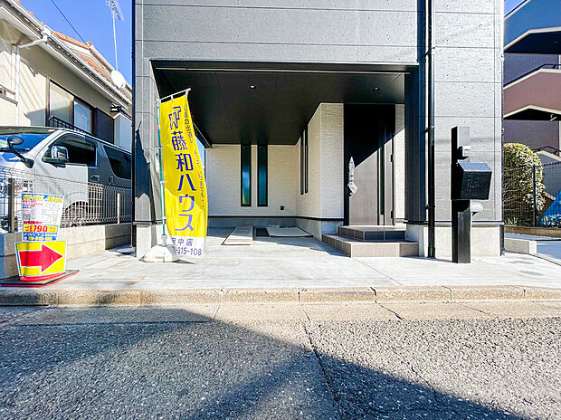 【＝カースペース＝】ビルトインガレージは、車を安全に保管できるだけでなく、荷物の運び込みも快適です。天候に影響されずに駐車できるため、車を使うご家庭にとって使い勝手の良い住まいです。