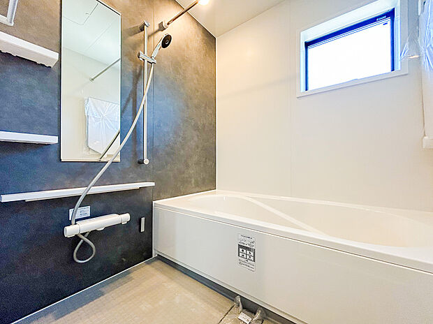 【＝バスルーム＝】ゆったりとした広さのバスルームで、1日の疲れを癒す贅沢な時間が過ごせます。清潔感とモダンなデザインが、快適な入浴タイムを提供し、リラックスできる空間で一日の締めくくりの時間をお過ごしいただけます。