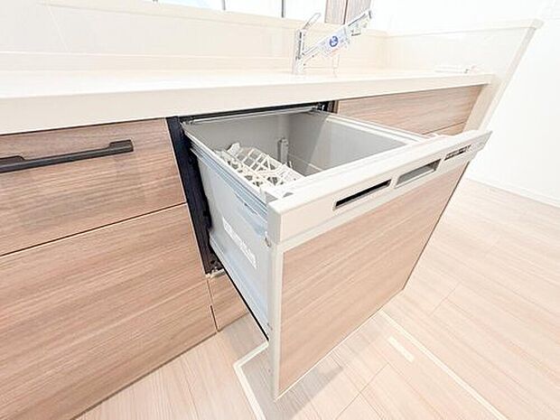 【食洗器】手洗いの手間を減らし、後片付けをスムーズに。忙しい毎日の家事負担を軽減します。