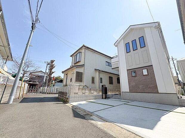 【前面道路含む現地写真】閑静な住宅街に立地するため、周囲の喧騒を感じることなく落ち着いて過ごせる住環境が魅力です。穏やかな空気が流れ、日常の疲れを癒すためのゆったりとした時間が過ごせる住まいです。