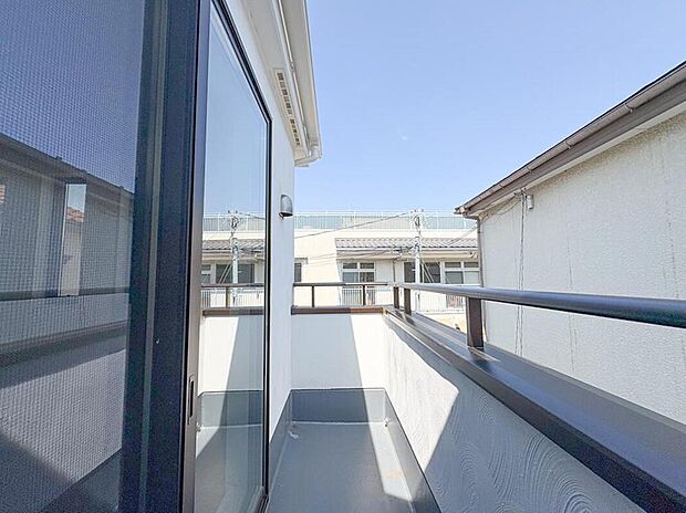【バルコニー】洗濯物がよく乾く明るいバルコニーは、風通しも良く、家事の効率が高まる環境です。広さがあるため、お洗濯物をたっぷり干せるのが嬉しいポイントで、日々の生活にゆとりが生まれます。