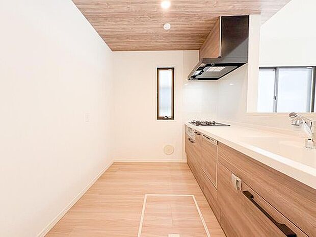 【キッチン】対面式のシステムキッチンで、リビングを見渡しながら料理ができる開放感。広いカウンターと豊富な収納スペースが、調理をよりスムーズに。居心地の良い空間で、料理をしながらコミュニケーションが生まれます。