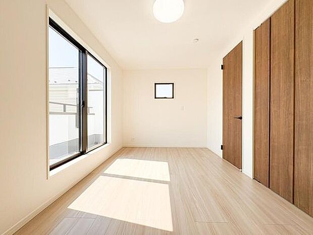 【リビング以外の居室】窓から差し込む柔らかな光が心地よい居室は、広さがあり、のびのびとした気分で過ごせます。趣味やリラックスの時間を楽しめる多用途な空間で、心安らぐ毎日が広がります。