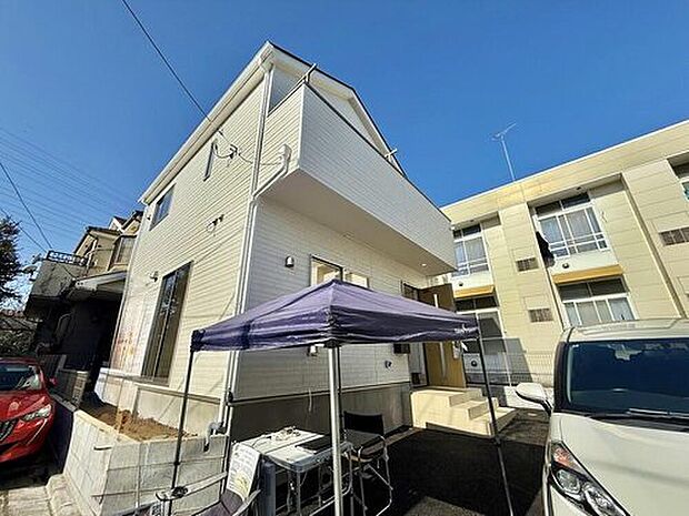 【現地外観写真】シンプルモダンな外観が魅力の建売住宅。飽きのこないデザインが特徴で、どんなインテリアにもマッチし、周辺の街並みにも自然と溶け込みます。上品な外観が、帰宅するたびにほっとする空間を演出してくれます。