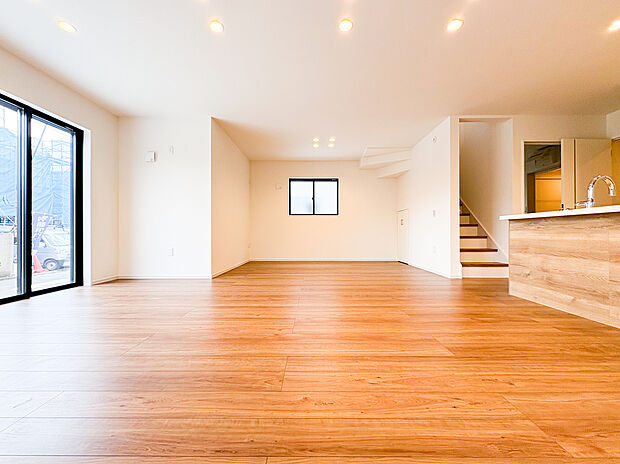 【=リビングダイニング=】陽光あふれる広々リビングは、家族が集い笑顔が自然と生まれる温かい場所。心穏やかな時間がゆっくりと流れ、日々の暮らしがより豊かに彩られる、そんな快適な空間がここにあります。