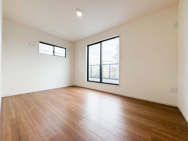 【=居室=】広さが際立つ住まいは、各部屋がゆったりとした設計で、心地よく過ごせる空間が広がります。ゆとりある間取りと開放感が魅力で、毎日の生活が豊かで快適になります。のびのびと過ごせる、贅沢な住まいです。