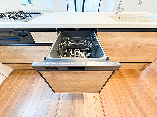 【=食洗機=】食洗機完備で、家事の手間が大幅に軽減されます。スイッチを押すだけでお皿がきれいになるため、食後の片付けもラクラク。省エネ設計で節水にもつながり、手洗いの負担が少ないので、手荒れも防げます。