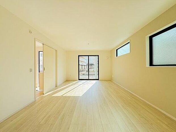 【リビング】〈2号棟〉
家族がくつろげる広々としたリビング。日差しが降り注ぎ、明るく開放的な空間が広がります。ここで過ごす時間が家族の笑顔とともに特別な思い出になり、毎日の生活をより豊かなものにしてくれます。