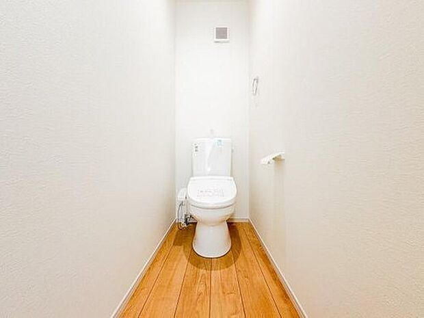 【トイレ】〈1号棟〉
新築ならではの清潔感あふれるトイレ。シンプルでモダンなデザインが快適な空間を作り、日々の使用が気持ちよく過ごせます。広めのスペースがあり、機能性も充実しています。