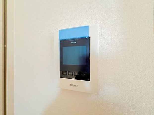 【カラーモニター付きインターホン】来訪者を画面で確認できるカラーモニター付きインターホンが完備され、安心して応対できます。家族やお子様だけの在宅時にも、しっかりと防犯対策ができる心強い設備です。