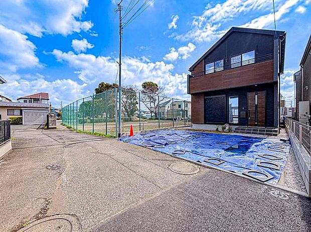 【前面道路含む現地写真】閑静な住宅街に立地するため、周囲の喧騒を感じることなく落ち着いて過ごせる住環境が魅力です。穏やかな空気が流れ、日常の疲れを癒すためのゆったりとした時間が過ごせる住まいです。