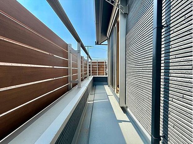 【バルコニー】洗濯物がよく乾く明るいバルコニーは、風通しも良く、家事の効率が高まる環境です。広さがあるため、お洗濯物をたっぷり干せるのが嬉しいポイントで、日々の生活にゆとりが生まれます。