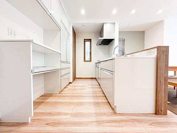 【キッチン】広々としたキッチンは、家族みんなで料理を楽しむのにぴったり。収納力が充実しており、調理器具や食材もすっきり片付けられます。さらに、お手入れがしやすい設計で、毎日の料理が快適に進みます。