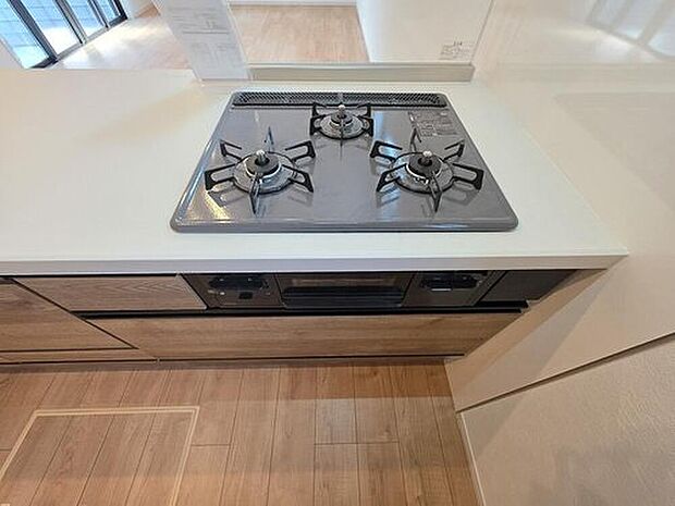 【三口コンロ】効率よく料理が進み、忙しい毎日の食事準備もスムーズに行えます。