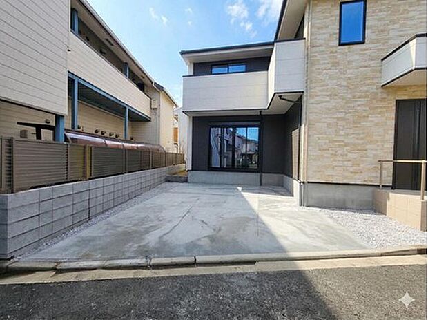 【駐車場】広々としたカースペースは複数台駐車が可能で、ご家族での利用や来客時にも安心です。前面道路との高低差も少なく、日々の駐車や乗り降りがしやすい設計となっています。