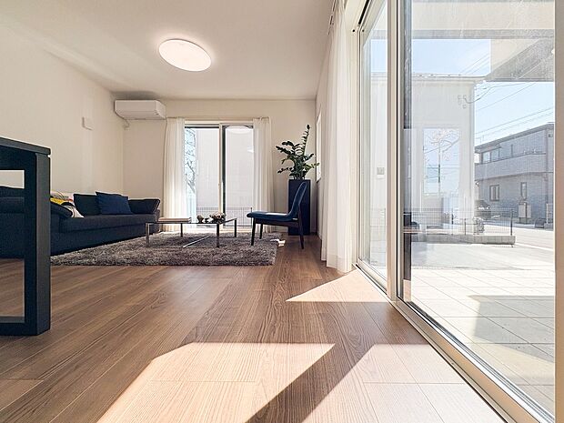 【＝リビングダイニング＝】大きな窓から陽の光が降り注ぎ、開放感と温もりが広がる空間です。（本物件はモデル仕様のため、写真に掲載されている家具・照明・小物等は売買対象には含まれません。）