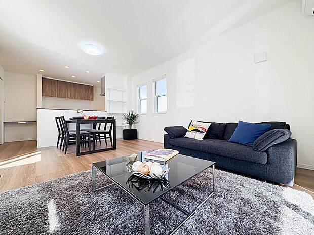 【＝リビングダイニング＝】大きな窓から光がたっぷり降り注ぐリビングは、自然とリラックスできる空間です。（本物件はモデル仕様のため、写真に掲載されている家具・照明・小物等は売買対象には含まれません。）