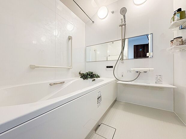 【＝浴室暖房乾燥付きバスルーム＝】新築ならではの洗練されたバスルームは、広々とした空間と温かみのあるデザインが特徴です。ゆったりとリラックスできる浴槽が備わっており、毎日の疲れを癒す、心からくつろげる空間が広がります。