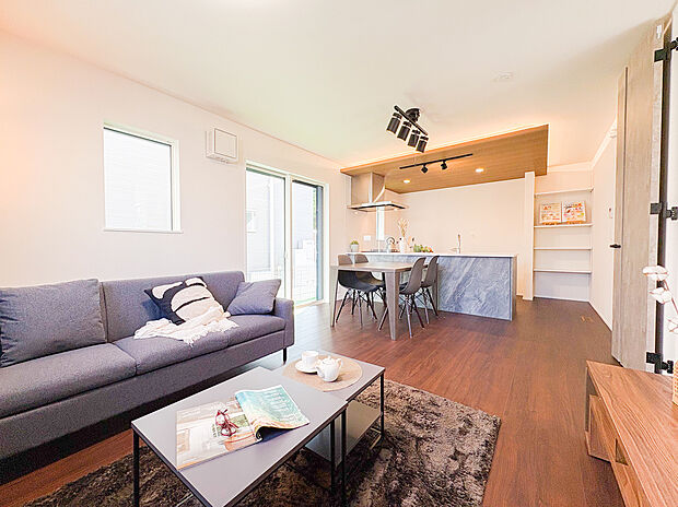 【=リビングダイニング=】大きな窓から差し込む光が明るさと心地よさをもたらし、毎日の暮らしにゆとりと穏やかさを与えてくれる、家族の憩いの場所です。(モデル仕様につき家具等は販売対象外です)