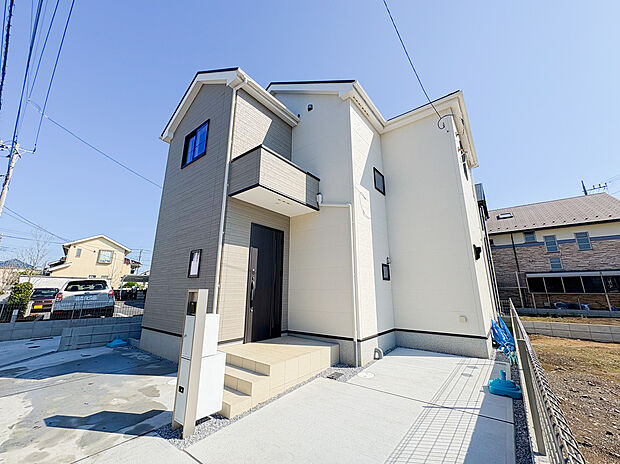 【=現地外観=】建売住宅ながらも、こだわりを感じるスタイリッシュな外観が魅力。シンプルながらも上質さを感じさせるデザインで、街並みにも調和しつつ、住まいの個性が光ります。訪れる人に好印象を与える佇まいです。