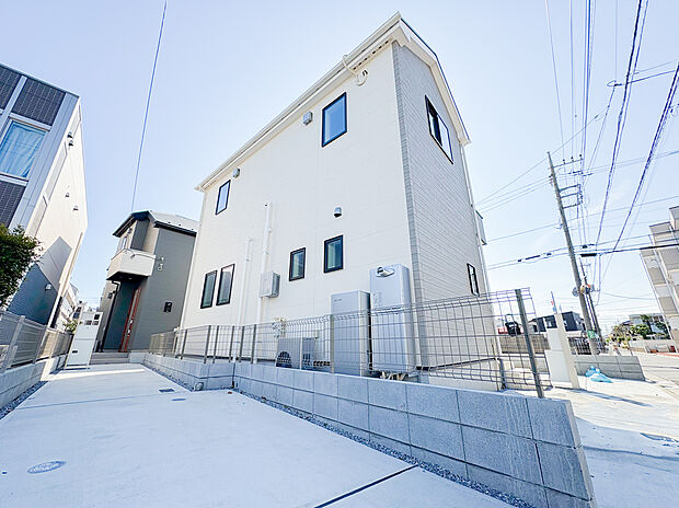 【=現地外観=】閑静な住宅街に立地するため、周囲の喧騒を感じることなく落ち着いて過ごせる住環境が魅力です。穏やかな空気が流れ、日常の疲れを癒すためのゆったりとした時間が過ごせる住まいです。