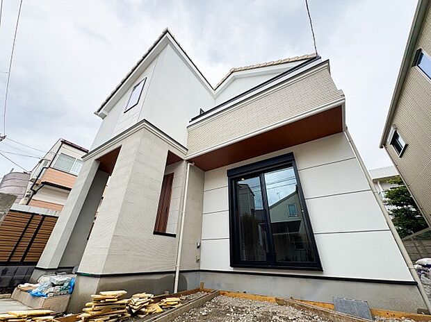 【ー現地外観写真ー】直線的でシャープな外観デザインが洗練された印象を与える建売住宅です。無駄のないスタイリッシュなデザインが、シンプルな美しさを引き立て、住む人のセンスが光る住まいとなっています。