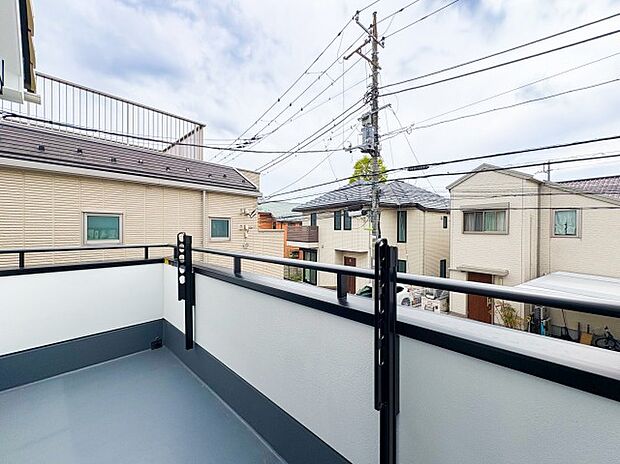 【ーバルコニーー】洗濯物がよく乾く明るいバルコニーは、風通しも良く、家事の効率が高まる環境です。広さがあるため、お洗濯物をたっぷり干せるのが嬉しいポイントで、日々の生活にゆとりが生まれます。