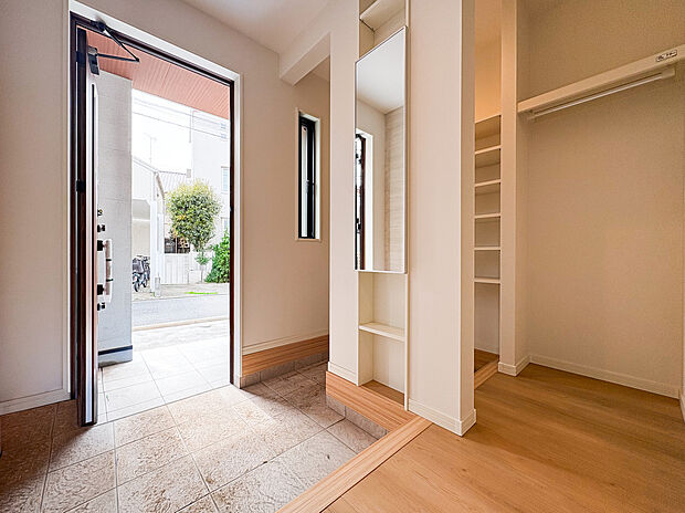 【ー玄関ー】玄関スペースはシンプルでありながら上品なデザインが特徴。来客時にも好印象を与える清潔感があり、収納も備わっているため、靴や小物もすっきり片付けられる使い勝手の良い空間です。