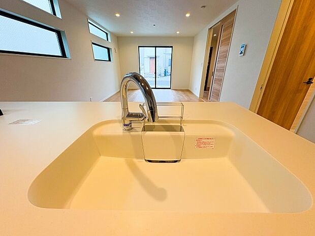 【ー対面キッチンー】浄水機能付きのキッチン水栓で、手軽に安心・安全な水が利用できる便利な設備です。ペットボトルの購入が減り、エコで経済的な暮らしをサポートしてくれる嬉しいポイントです。