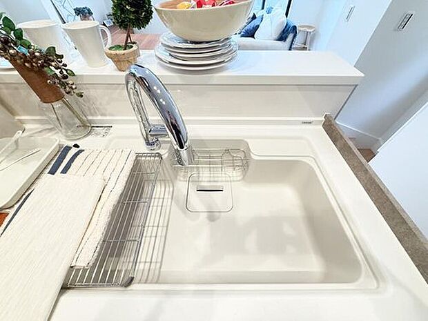【浄水器付きシンク】浄水器付きシンクでいつでも安心して使えるきれいな水を確保。料理や飲み水にも便利な設備です。