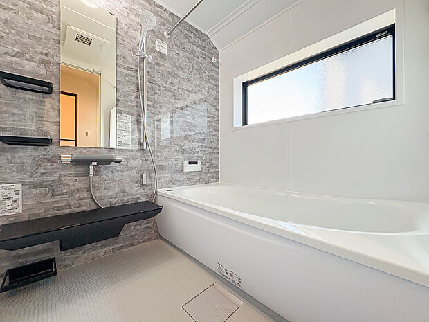 【=バスルーム=】1日の疲れをしっかり癒せる広々としたバスルーム。清潔感ある設備と機能的な設計で、ゆったりとした入浴タイムが毎日の大切な楽しみになる癒しの空間となっています。(2号棟)