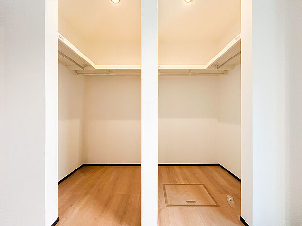 【=ウォークインクローゼット=】大型のウォークインクローゼットは、衣類から大型荷物までたっぷり収納できます。居室がすっきりと保てるため、日々の生活がより快適で使いやすくなります。(3号棟)
