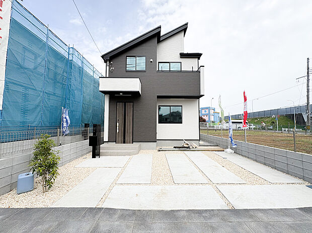 【ー5号棟外観ー】スタイリッシュなデザインが印象的な新築戸建ての外観。洗練された清潔感ある佇まいが街並みに映え、毎日の帰宅のたびに心地よい満足感と誇らしさをもたらします。