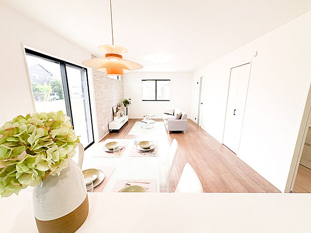 【ーリビングダイニングー】（5号棟）家族全員がゆったりと食卓を囲めるダイニングスペース。※モデルハウス仕様の写真です。家具等は販売価格に含まれません。